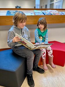 Ein Gymnasiast liest einem Kindergartenkind anlässlich des bundesweiten Vorlesetages in der Bibliothek Vegesack vor.