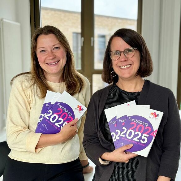 Anna Habig-Nuss und Marja Sabaß halten das neue Fortbildungsprogramm 2024/25