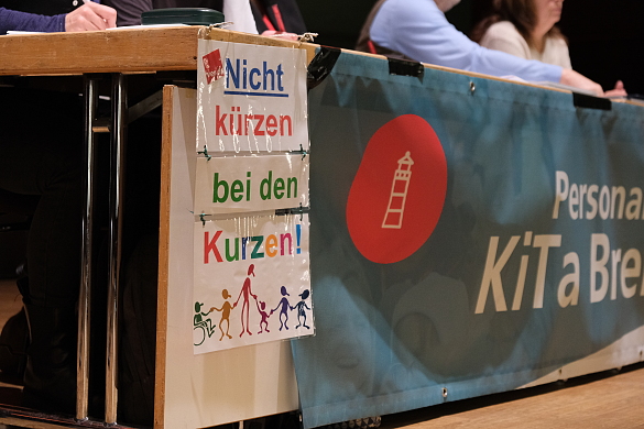 Plakat mit der Aufschrift Nicht Kürzen bei den Kurzen