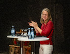 Senatorin Sascha Karolin Aulepp eröffnet die Veranstaltung mit einem Grußwort. 