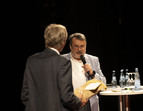 Personalratsvorstandsvorsitzender Toren Christians bei der Verabschiedung von Wolfgang Bahlmann. 