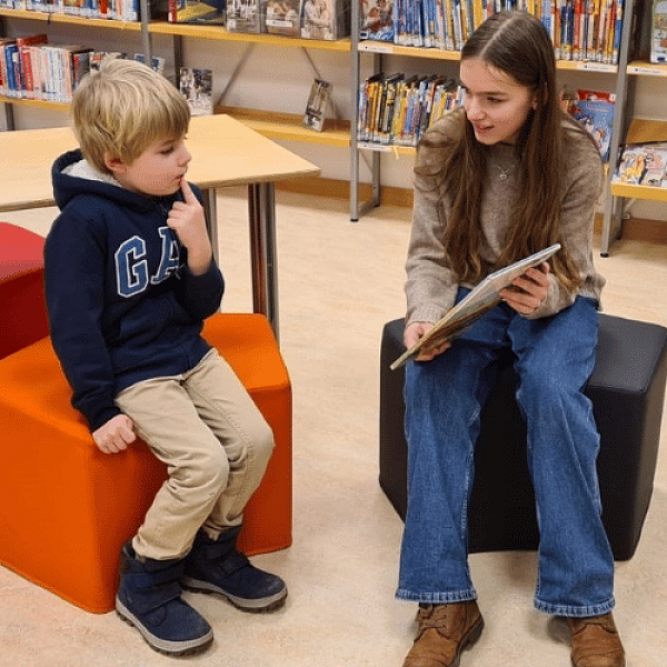 Junge und Mädchen in einer Vorlesesituation in der Stadtbibliothek Vegesack